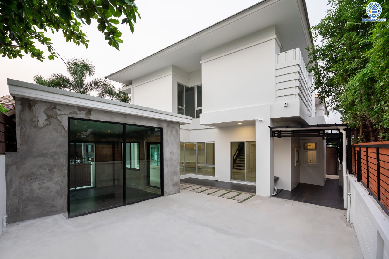 บ้านมือสองตกแต่งใหม่ ม.วิลล่าการ์เด้น1 รัตนาธิเบศร์ หลังมุม เนื้อที่ 64.1 ตร.ว. ฟังก์ชัน 4 ห้องนอน 3 ห้องน้ำ 2 ที่จอดรถ บนทำเลเดินทางสะดวก เชื่อมต่อถนนรัตนาธิเบศร์, ถนนราชพฤกษ์, ถนนกาญจนาภิษก ใกล้เซ็นทรัลเวสต์เกต รถไฟฟ้าสายสีม่วง "สถานีบางพลู" และ ทางด่วน "กาญจนาภิเษก"